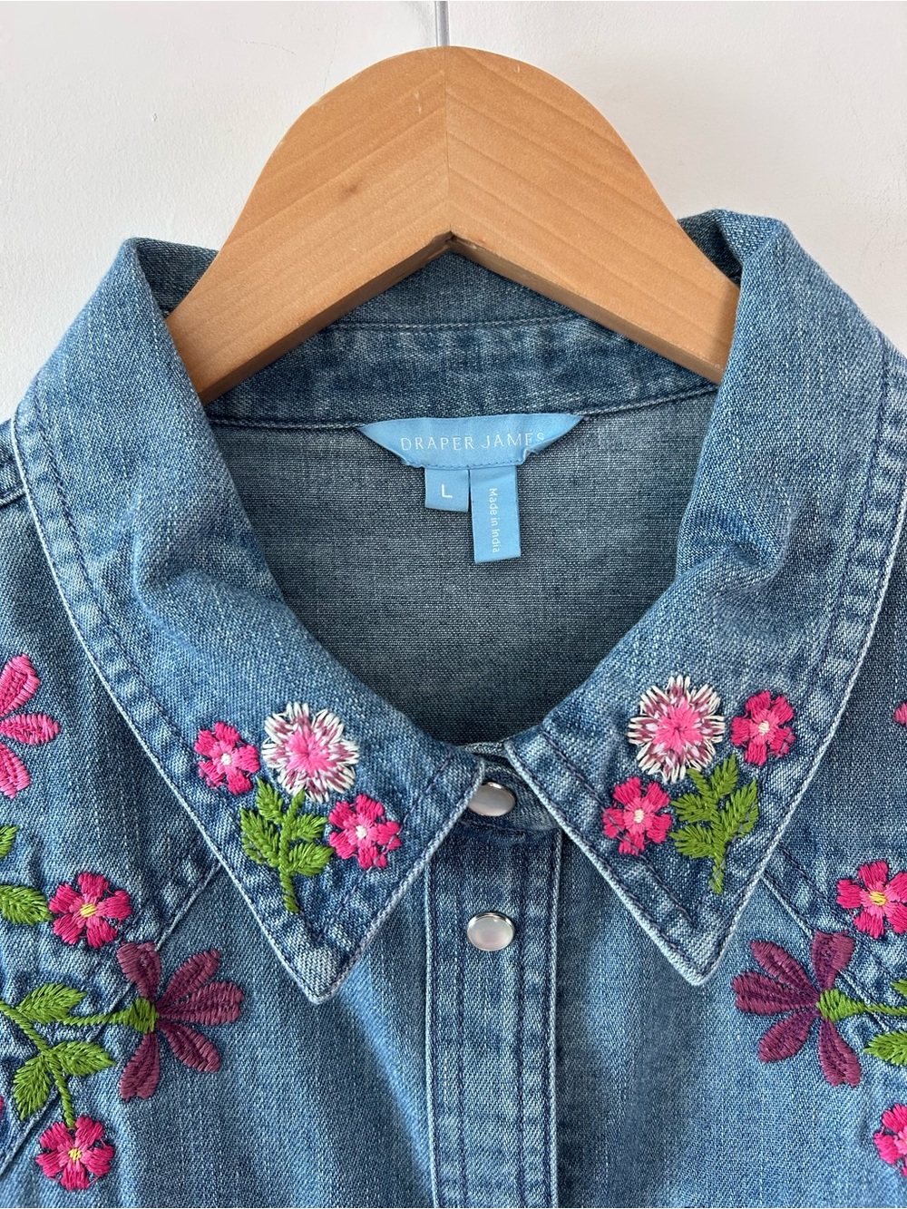 DRAPER JAMES Lynn Embroidered Cotton Denim Snap Front Shirt | Large - Picture 3 of 6